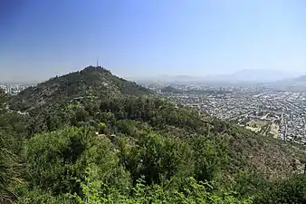 La colline fait partie du parc métropolitain de Santiago.