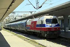 Une locomotive série 120 tractant une rame de voitures Siemens Viaggio à Thessalonique.