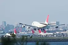 Atterrissage d'un Boeing 747 de Japan Airlines.