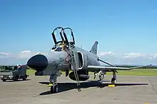 Un F-4EJ (Kai). Version améliorée du F-4EJ, mis en service à partir du 24 novembre 1989 et retiré en mars 2019.