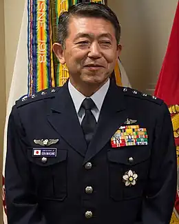 Le général Shigeru Iwasaki en uniforme bleu marine. Il arbore des décorations militaires sur la gauche.