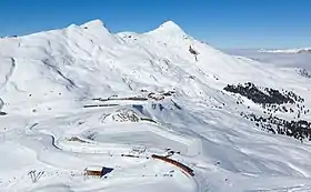 Kleine Scheidegg avec le Lauberhorn (à gauche) et le Tschuggen (de) (à droite)