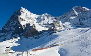 Un train entre la Kleine Scheidegg et Eigergletscher.