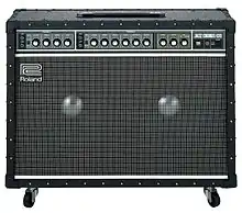 Créé en 1975, l'amplificateur Roland JC-120 intègre un vibrato et un chorus. Il est rapidement plébiscité par les guitaristes.