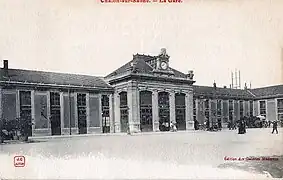 Le bâtiment voyageurs.