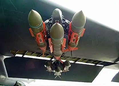 Six bombes guidées JDAM GBU-31 sur un des pylônes d'ancrage d'un B-52H en 1993.