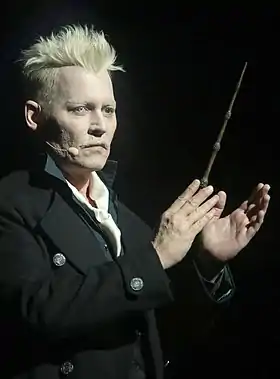 Apparence de Grindelwald (interprété par Johnny Depp) dans Les Animaux fantastiques : Les Crimes de Grindelwald.