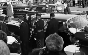 Jacqueline Kennedy, derrière Robert F. Kennedy, s'apprêtant à monter dans une 1960 Imperial Crown limousine après l'enterrement du président John F. Kennedy à la cathédrale Saint-Matthieu