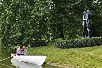 Couple s'embrassant près de la statue de Gudmar Olovson.