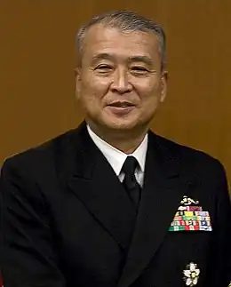 L'amiral Takashi Saito vu de face, en uniforme de parade, il arbore des décorations militaires sur la gauche.