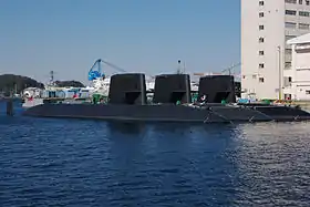 Trois sous-marins de la classe Oyashio  à quai à la base navale de Yokosuka en 2009.