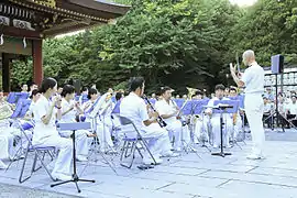 Orchestre de la force d’autodéfense japonaise de Yokosuka jouant à Tsurugaoka Hachiman-gū