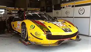 La Ferrari 488 GTE du JMW Motorsport dans les stands.