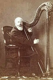Photographie sépia de Schleyer en 1888 jouant de la harpe.