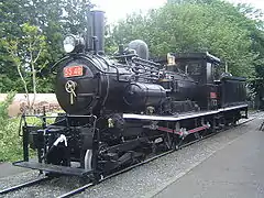 Une locomotive à vapeur de couleur noire, à quai.