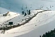 Photographie d'une piste de ski lors d'une compétition.