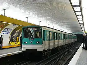 Rame MF 67 à l'arrêt dans la station.