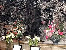 Intérieur de l'église, statue d’Élie dans la crypte