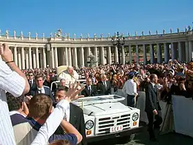 Jean-Paul II Place Saint-Pierre en 2004 dans une papamobile Fiat Campagnola.
