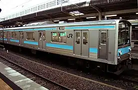 Kuha 205 type série 1000. Un ventilateur de toit est installé avant et après le climatiseur.(22 décembre 2007 Gare de Wakayama)