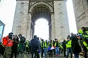 Plusieurs centaines de manifestants au pied de l’Arc de Triomphe dans l'après-midi du 1er décembre 2018.