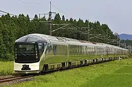 Description de l'image JR East E001 series Train Suite Shiki-shima 20170619.jpg.