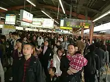 Photographie montrant la foule sur les quais de la gare d'Osaka