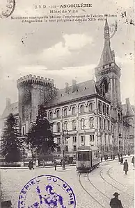 L'hôtel de ville, construit à l'emplacement de l'ancien château, photographié au début du XXe siècle.