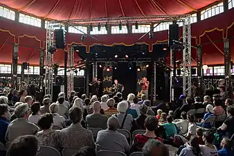 Concert dans la salle du Magic Mirrors, 2015