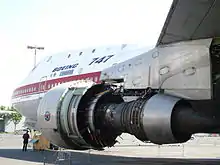 Le turboréacteur à double flux Pratt & Whitney JT9D accroché à un pylône, sous l'aile du prototype du 747. Les bandes de sa nacelle révèlent le cœur du moteur.