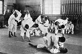 Entraînement de ju-jitsu dans une école d’agriculture au Japon, vers 1920.