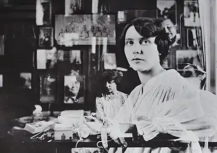 Varennes (vers 1910). Superposition de plusieurs négatifs, la photographe apparaît en arrière plan à gauche.