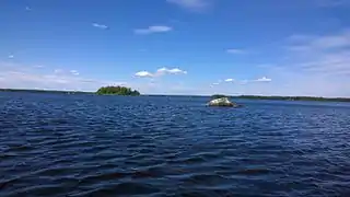 Le lac Jääsjärvi, au fond l'ile Lehtisensaari.