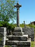 Croix ancienne au nord-est du bourg.