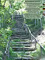 Escalier menant au camp de travaux forcés avec le mémorial