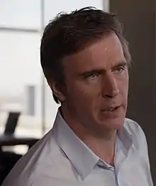 Jack Davenport interprète Derek.