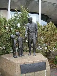 Statue en métal de Jackie et de deux enfants