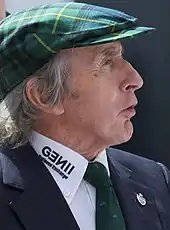 Photo de profil gauche de Jackie Stewart, coiffé d'un béret vert