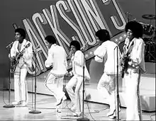 Jermaine jouant de la basse avec les Jackson Five