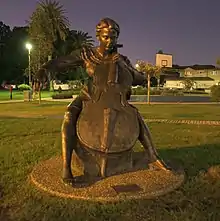 Vue de l'œuvre dans sa totalité : la violoncelliste à son instrument.