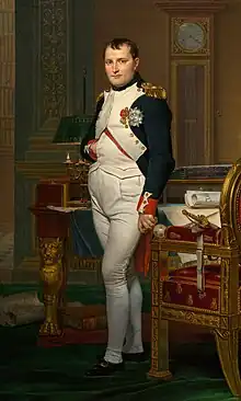 Portrait en pied de Napoléon s'appuyant à un bureau.