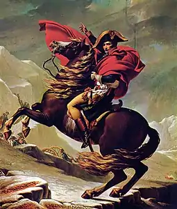 Un homme en uniforme portant un bicorne et enroulé dans une longue cape rouge monte un cheval qui se cabre. L’homme pointe le doigt vers l’avant, des hommes armés en arrière plan gravissant une montagne.