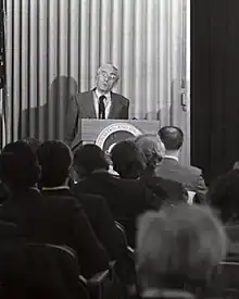 Photographie noir et blanc de Cousteau donnant une conférence de presse en 1973.