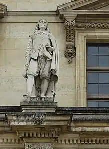 Statue de Jacques Lemercier sur la façade du palais du Louvre.