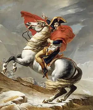 Tableau montrant un homme avec une cape rouge monté sur un cheval blanc cabré