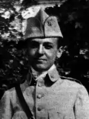 Photographie noir et blanc d'une jeune homme en uniforme.