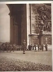 La 14e division d'infanterie de la Première armée défile à Paris le 18 juin 1945, derrière le général Salan