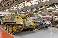 Jagdpanther peint en couleur camouflage, vu de trois-quart avant dans un musée.