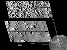 Vue agrandie de la lune, montrant deux exemples d'endroit à la surface où le nombreuses aspérités sont observables.