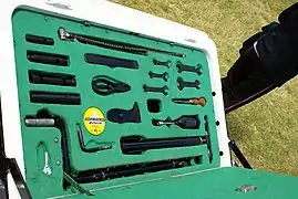 À l'intérieur du couvercle de coffre, la boîte à outils Jaguar.
